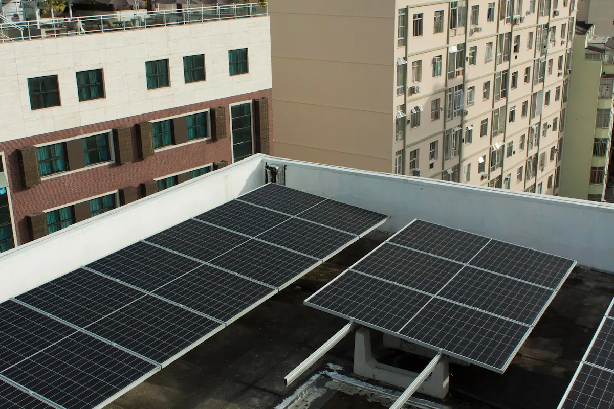Atap Rooftop Rumah Dilengkapi dengan Solar Panel